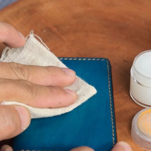 Dùng Khăn Mềm Đánh Bóng Nhẹ Nhàng