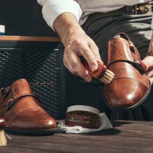Dùng Xi Đánh Giày Hoặc Xi Da Để Phục Hồi Bề Mặt Da