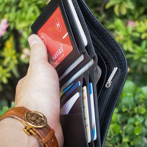Khắc Phục Ví Da Bị Ẩm Bằng Cách Dưỡng Ẩm Sau Khi Ví Bị Ẩm