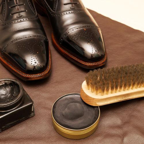 Sử Dụng Xi Đánh Giày Hoặc Xi Chuyên Dụng Cho Da