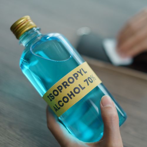Tẩy Bằng Cồn Isopropyl Hoặc Nước Tẩy Da Chuyên Dụng