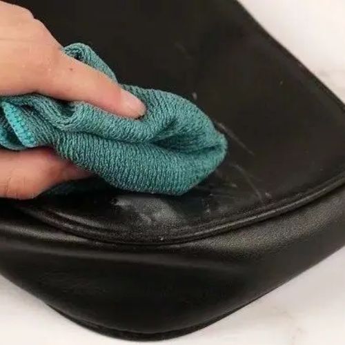 Thoa Kem Đánh Bóng Một Cách Nhẹ Nhàng