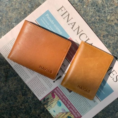 Tránh Để Ví Da Tiếp Xúc Với Nước Và Hóa Chất